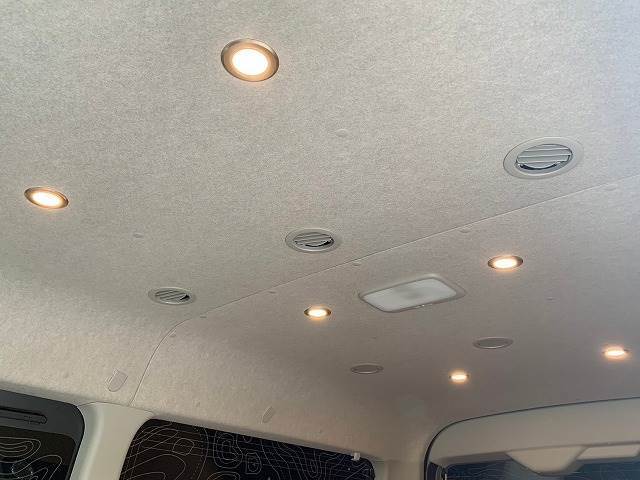 暖色のLEDライトはタッチ式で調光も可能！