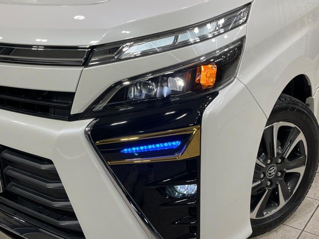 【LEDヘッドライト】悪天候や夜間走行時も良好な視界を確保し安心して運転できる高輝度LEDヘッドライトを装備！点灯速度が早く、消費電力も抑えられています。