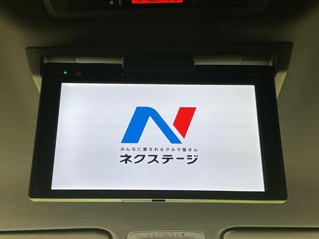 【12.1インチフリップダウンモニター】大画面モニターで後席でもエンタメをお楽しみいただけます。小さなお子様にも大人気の装備です♪