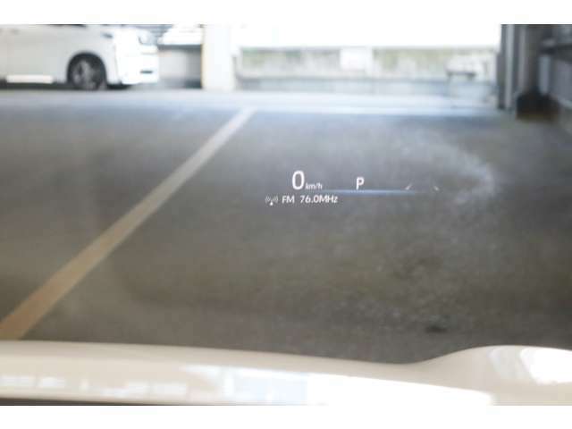 【HUD】ヘッドアップディスプレイ。運転中に視線を大きく移動させることなく車速や道路の制限速度といった基本的な情報を表示します。