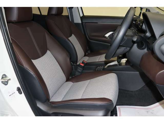 【運転席】ブラックを基調としたインテリアにブラウンのハーフレザーシート（合皮/ファブリック※メーカー基準）。パワーシートでお好みの位置に座席を設定可能です。シートヒーター・純正フロアマット付です。