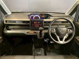 【運転席インテリアデザイン】左右対称のインテリアデザインでドライバーを包み込み運転に集中できるように設計されています。