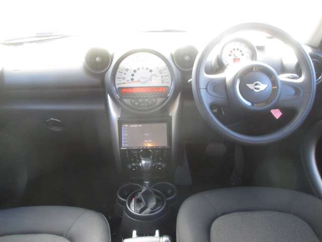 当店は整備工場も保有しており、車検から日常点検・オイル交換など環境が整っています安心してお任せ下さい。