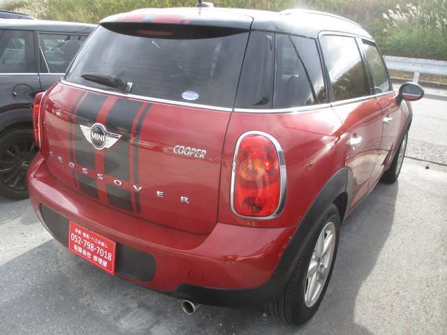 車は定期的にエンジンオイルの交換が必要です。当社には整備工場がございますのでオイル交換も承っております。事前予約してからご来店下さいお待ちしております。