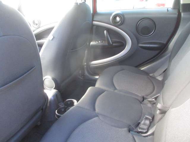 お客様に低価格でおクルマをご提供するため少人数で営業しております。鈑金工場で作業、仕入や納車でお店に不在の場合もございますのでご来店時には一度ご連絡してからご訪問下さい。