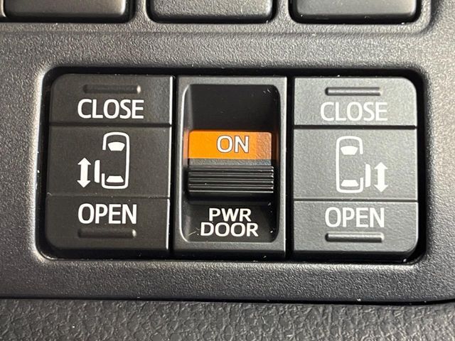 【両側パワースライドドア】スマートキーや運転席のスイッチで後席両側スライドドアの開閉が可能♪電動だから力を入れてドアを開ける必要が無く、小さなお子様でも簡単に開け閉めでき快適です♪