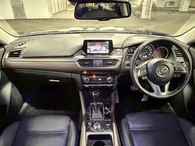 見通しの良いコックピットは普段のドライブに最適。運転しやすいお車となります。