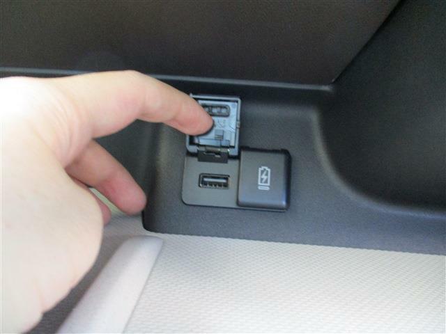 USB電源ソケット（type-A、type-C）が助手席前インパネ部分と後部座席右側にもついてる！