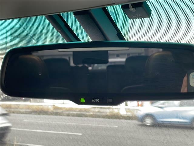 【自動防眩式ルームミラー】自動防眩式ルームミラーは、後続車両のヘッドランプの明るさに応じて反射率を自動的に調整します。