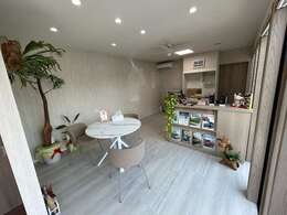 1組制で商談の際は何でも相談のしやすいアットホームな空間です。