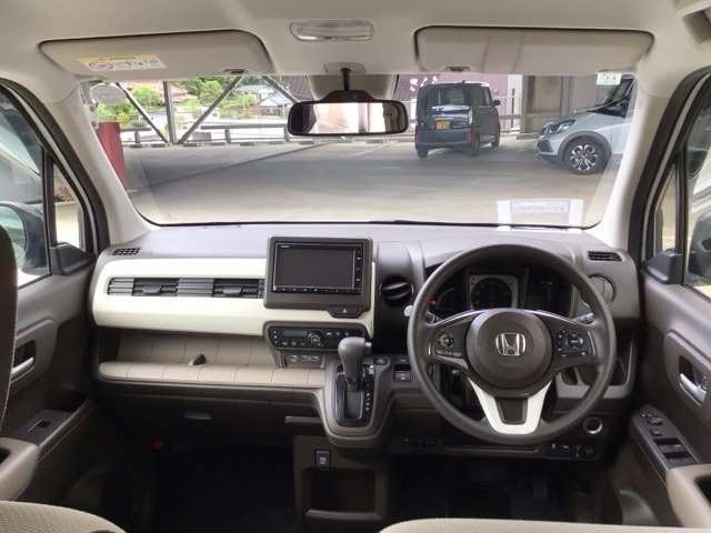 【前方視界】開放的な前方視界！運転がしやすく疲れにくいです♪窓が大きく、見通しがとっても良いおクルマですよ♪