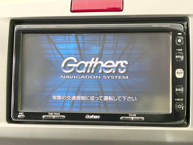 【純正ナビ】人気の純正ナビを装備しております。ナビの使いやすさはもちろん、オーディオ機能も充実！キャンプや旅行はもちろん、通勤や買い物など普段のドライブも楽しくなるはず♪