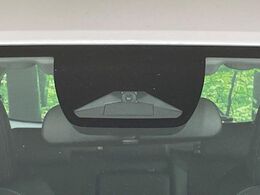 【ホンダセンシング】走行中に前方の車両等を認識し、衝突しそうな時は警報とブレーキで衝突回避と被害軽減をアシスト。より安全にドライブをお楽しみいただけます。