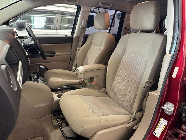 価格の安さには秘密があります。当社の車両は前オーナー様が乗っていた車を直接買取した車を主に販売しております。中間マージンをカットすることでこの価格を実現できました。