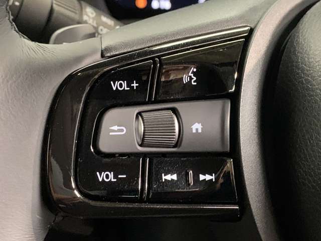 オーディオコントロールスイッチ付き！ハンドルを握ったままチャンネルや音量の調整が可能です。見た目以上に運転していると便利な機能なんですよ。