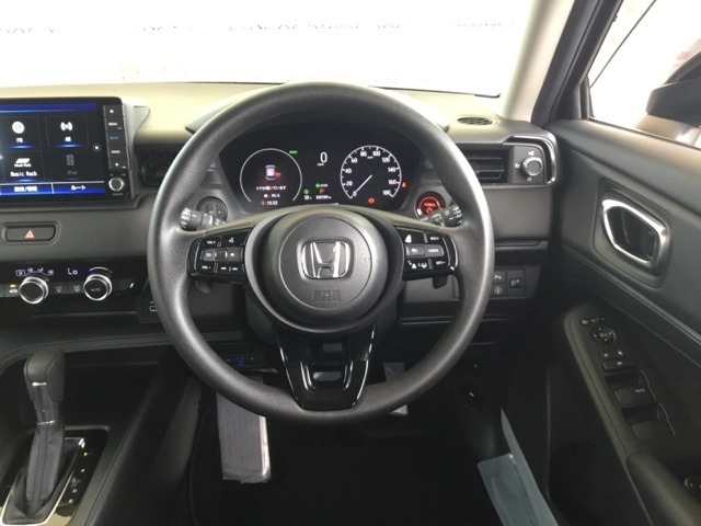 【e:HEV】走行シーンに合わせて、EV・ハイブリッド・エンジンの3つのモードを自動で切り替えるので、街乗りから高速走行までスムーズなドライブを楽しめますよ！