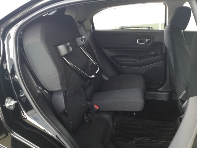 後席の座面をはね上げれば、荷室としてもお使いいただけます。