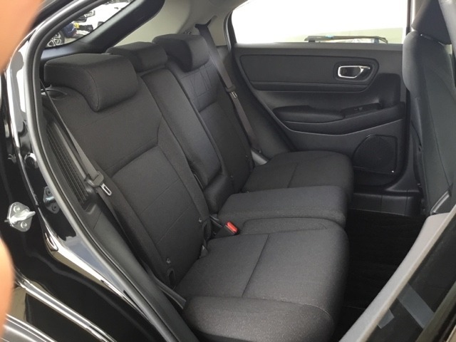 後席の頭上やひざ周りにもゆとりのある快適な座り心地。