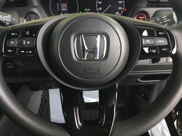 ステアリング左側はオーディオリモコンスイッチ、右側がクルーズコントロールです。手元で操作できるので便利です。