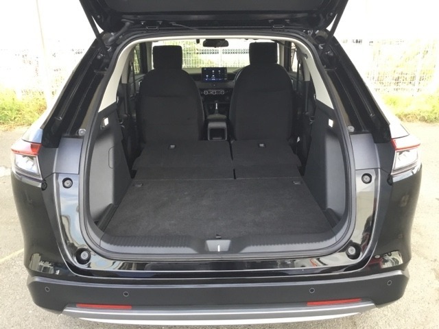 ワンアクションで後席を倒して、さらに使いやすく！！背もたれを左右別々に倒すことができます。