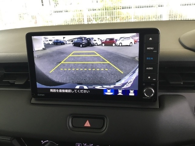 バックモニター付きで、車庫入れやバック時の後方確認をサポート。