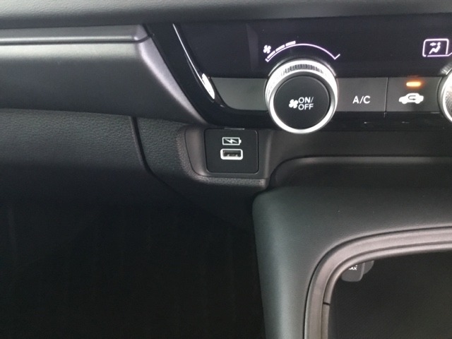 助手席側に急速充電対応タイプの充電用USBチャージャー搭載。