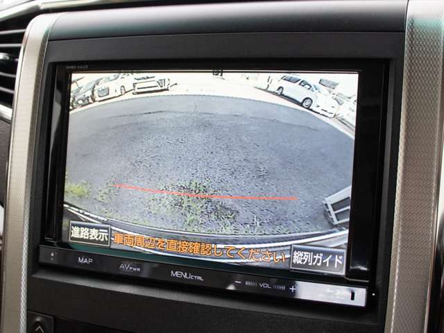 ギアをバックに入れると自動的に切り替わる優れものです。鮮明なカメラ画像にて車庫入れをサポートしてくれます。