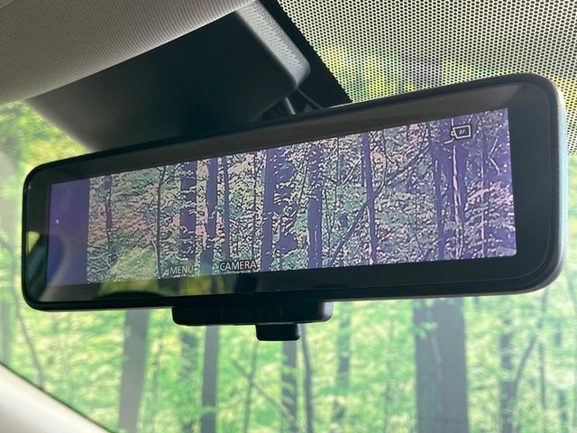 【インテリジェントルームミラー】後席の大きな荷物や同乗者で後方が確認しづらい時でも安心！カメラが撮影した車両後方の映像をルームミラー内に表示。クリアな視界で状況の確認が可能です！