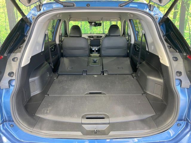 後席を格納すると、これだけの広さが！シーンに合わせたシートアレンジで、大きな荷物も積むことが出来ます♪