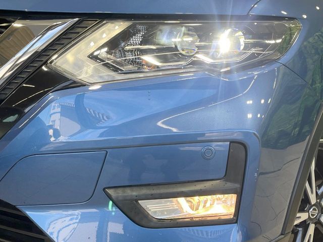 【LEDヘッドライト】悪天候や夜間走行時も良好な視界を確保し安心して運転できる高輝度LEDヘッドライトを装備！点灯速度が早く、消費電力も抑えられています。