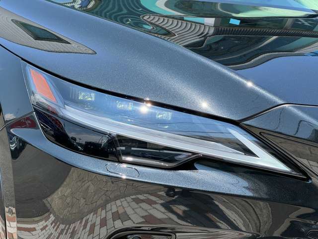 三眼フルLEDヘッドランプを採用されており、黒を基調としたデザインの中に、L字型デイタイムランニングライトが際立ちます☆また、コーナリング時も安全に走行していただけるように、サポート可能です☆