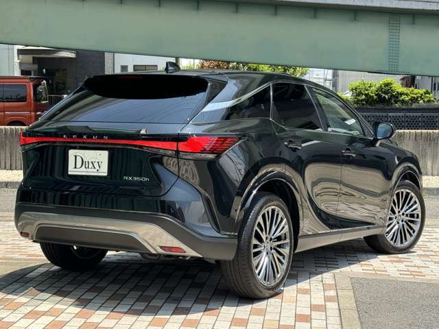 LEXUSエンブレムでリアビューからもオシャレ！！テールライトも人気の一文字テールで目立ちます！