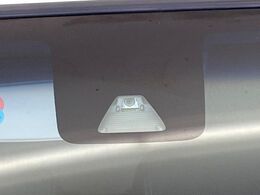 【スマートアシスト】走行中に前方の車両等を認識し、衝突しそうな時は警報とブレーキで衝突回避と被害軽減をアシスト。より安全にドライブをお楽しみいただけます。