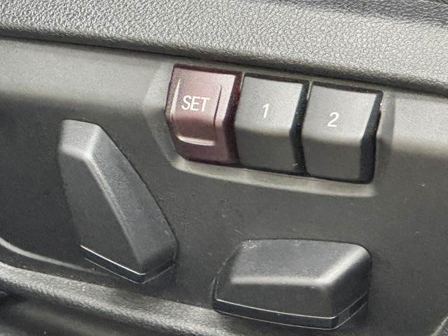 ドライバーのお好みのシートポジション設定を記憶する【シートメモリ】搭載。
