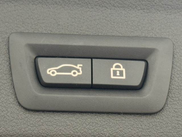 高級車にはお馴染みの【電動リアゲート】搭載。