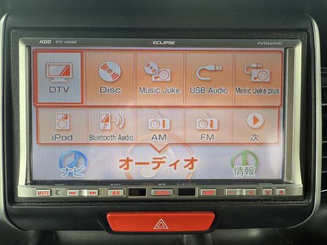 【ナビ】インテリアに溶け込むスタイリッシュなナビを装備。視認性や操作性など基本性能にも優れ、より上質なカーライフをお楽しみいただけます。