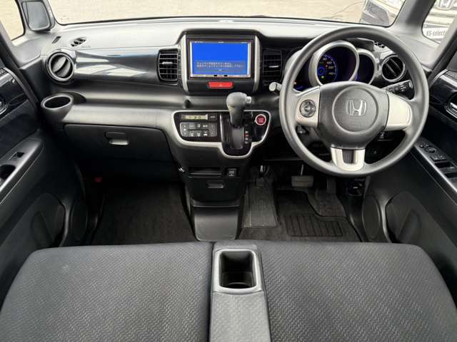 視界がよく運転しやすい設計となっております。インパネ周りもすっきりと洗練されたデザインで高級感が溢れています。日々のドライブを飽きさせません。