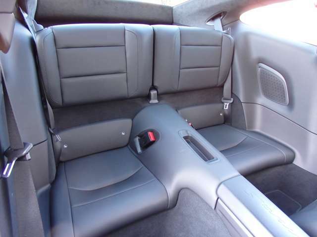 911には後部座席が用意されており4人乗車も可能です。広いとは言えませが、万一の際でも安心ですね★　背もたれを折り畳むことでラゲッジスペースとしての利用も可能です。ISOーFIXにも対応しています。