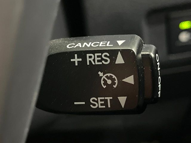 【クルーズコントロール】高速道路もラクラク走行。アクセルを離しても一定速度で走行ができ、長距離運転時の負担を軽減！加速・減速も簡単なスイッチ操作で調整できます。