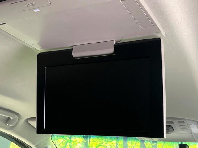 【フリップダウンモニター】大画面モニターで後席でもエンタメをお楽しみいただけます。小さなお子様にも大人気の装備です♪