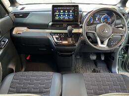 コックピット内の全体像です。運転席・助手席付近の様子を掲載しております♪