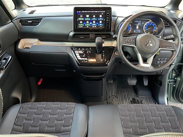 コックピット内の全体像です。運転席・助手席付近の様子を掲載しております♪