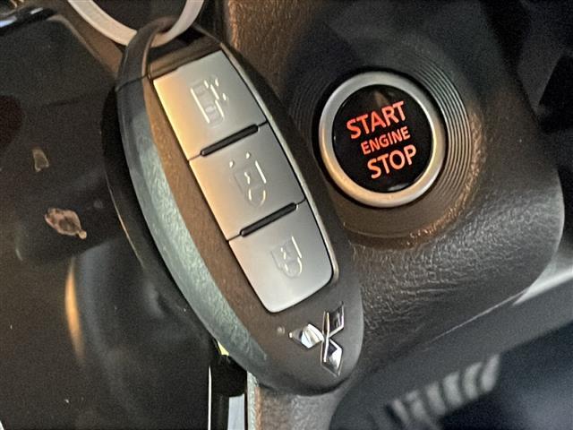 【スマートキー】キーをポケットやバックに入れたまま車のドアの解錠・施錠、エンジンのON/OFFが行えるキーのことです。