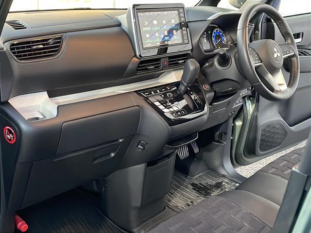 コックピット内の全体像です。運転席・助手席付近の様子を掲載しております♪