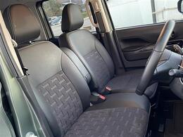 運転席のシートはきれいでゆったりしています。ゆったりとした空間で座り心地の良い椅子です。