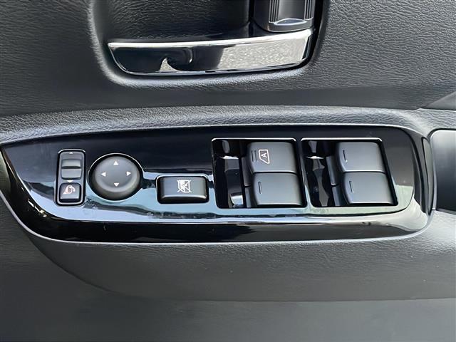 【パワーウィンドウ】運転席についている窓のスイッチは各窓の開閉をボタン一つで行うことができます。