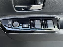 【パワーウィンドウ】運転席についている窓のスイッチは各窓の開閉をボタン一つで行うことができます。