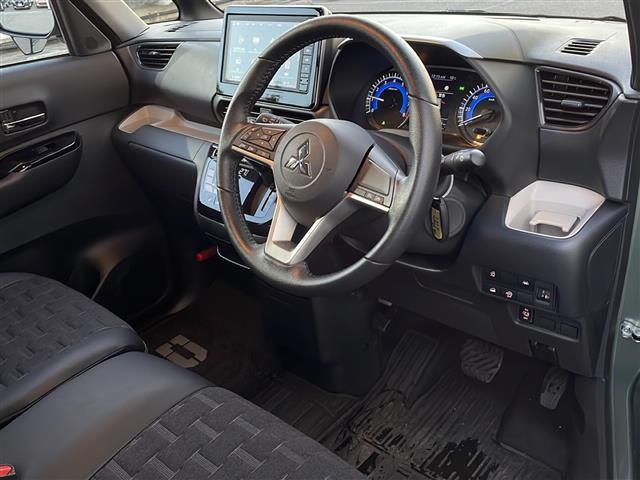 コックピット内の全体像です。運転席・助手席付近の様子を掲載しております♪