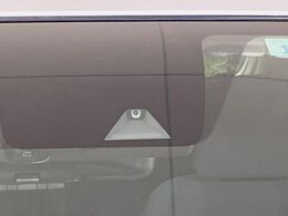 【インテリジェントエマージェンシーブレーキ】フロントカメラで前方の車両や歩行者を検知。衝突しそうな時は衝突被害軽減ブレーキが作動、衝突回避をサポート。より安全にドライブをお楽しみいただけます。