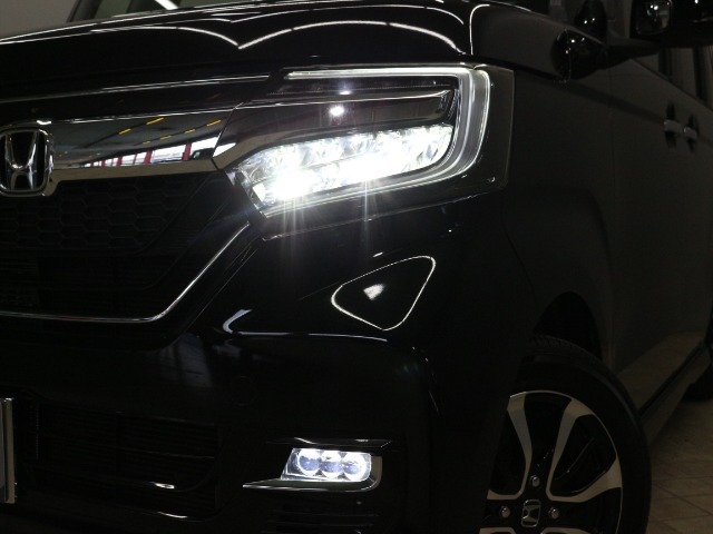 【LEDヘッドライト】悪天候や夜間走行時も良好な視界を確保し安心して運転できる高輝度LEDヘッドライトを装備！点灯速度が早く、消費電力も抑えられています！！